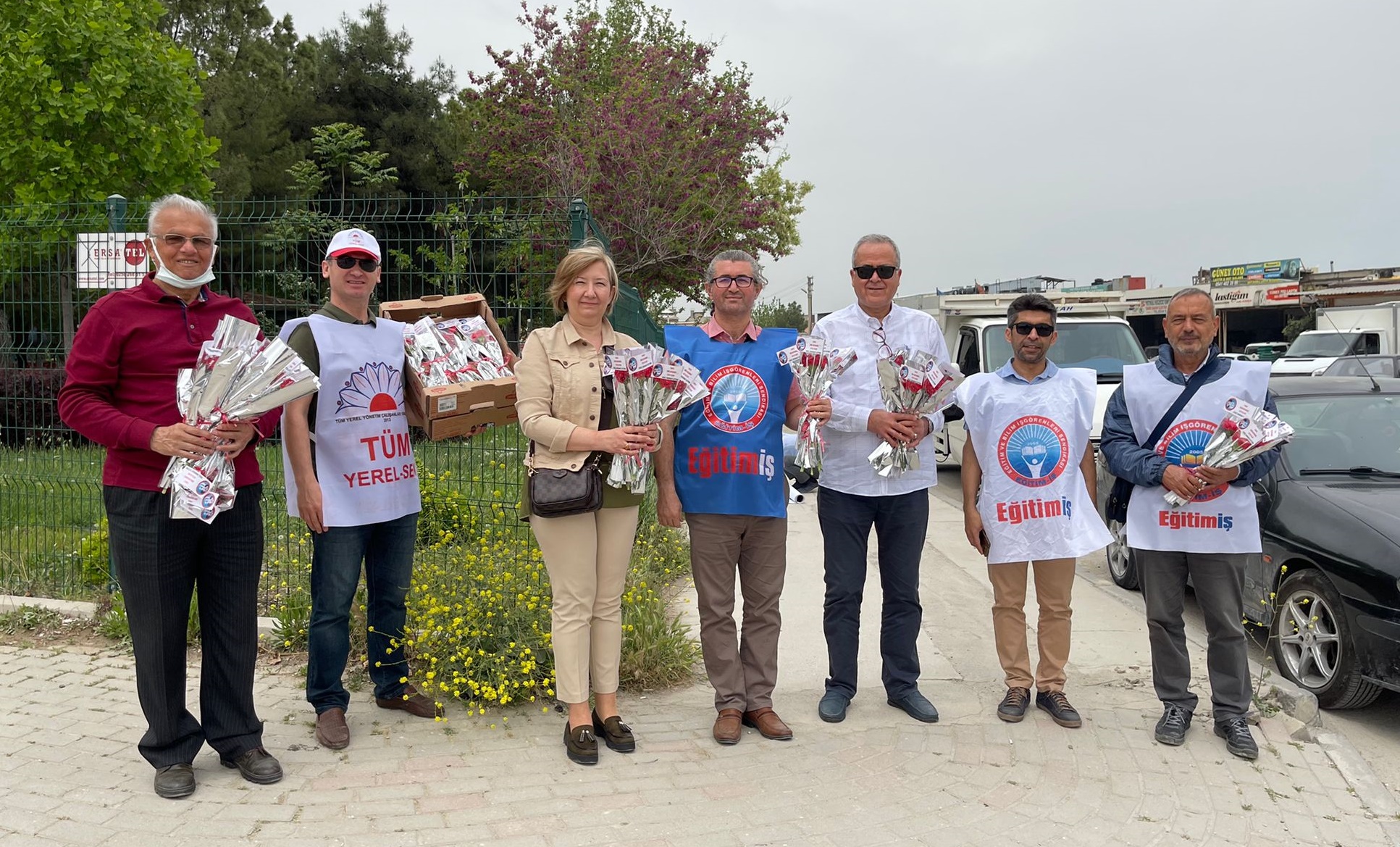 KARANFİLLERLE İŞÇİLERİMİZİN EMEK BAYRAMINI KUTLADIK -29.04.2022